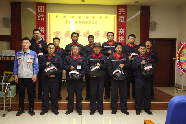 11月份取得優異成績，由韓部長上臺頒獎，并合影留念
