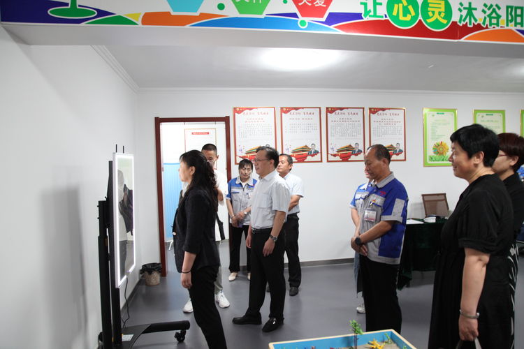 2021年8月26日，濟南市總工會黨組成員、副主席于虹和女工部部長張紹峰一行來我集團公司調(diào)研